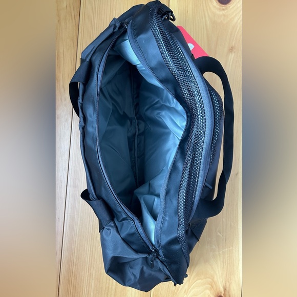 NWT The North Face Apex Gym Duffel Bag Black 31.5L New with Original Hangtag! - Picture 5 of 7